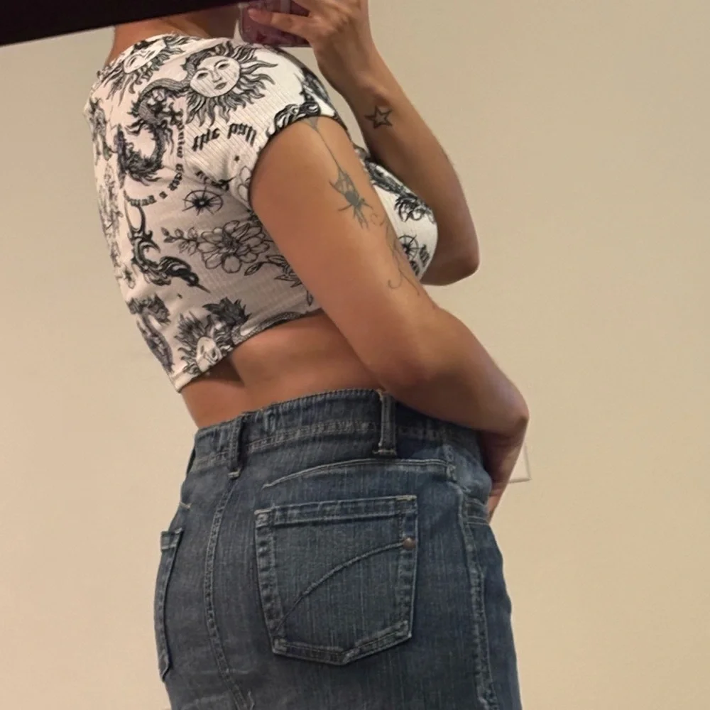 black & white celestial dragon graphic cropped tee - Picture 5 of 5